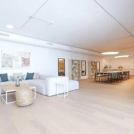 Vanian Gardens 4 Bedroom Ap אסטפונה